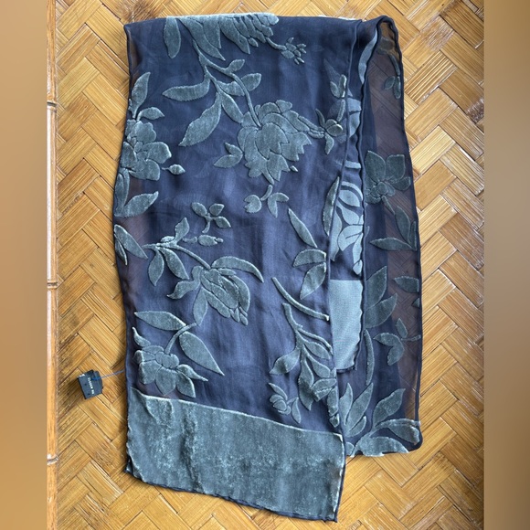 Accessories - Beautiful velvet burn out silk blend scarf